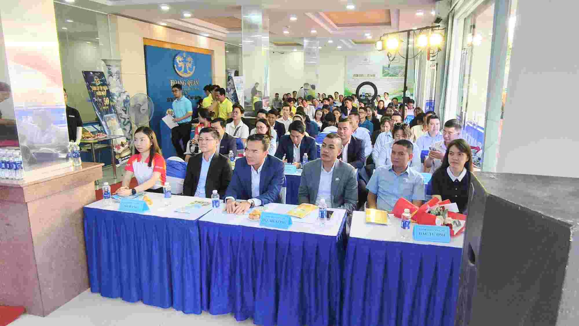 Toàn cảnh nhiệt cùng đông đảo khách mời trên sân khấu là hình ký kết với các đối tác.