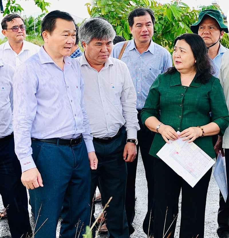 Đoàn khảo sát Dự án đầu tư xây dựng các thiết kế công đoàn tại Khu tái định cư KCN Hòa Phú.