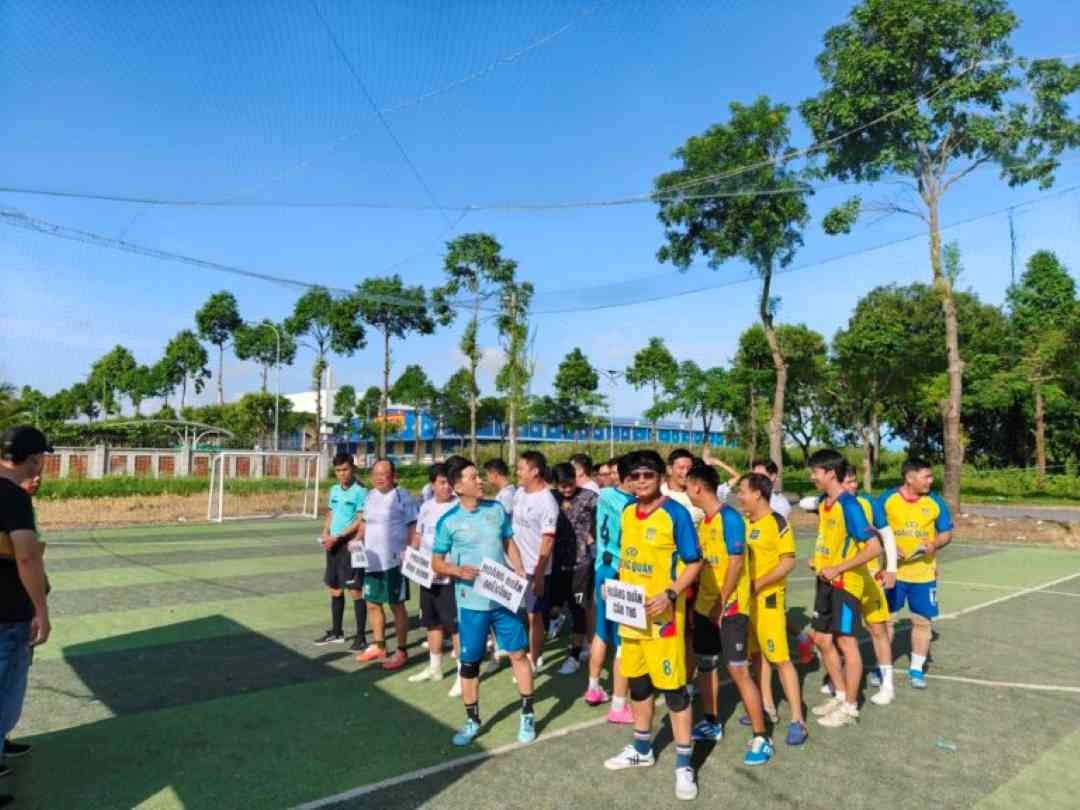 Các đội bóng giao lưu tại sân bóng Hoàng Quân Mekong