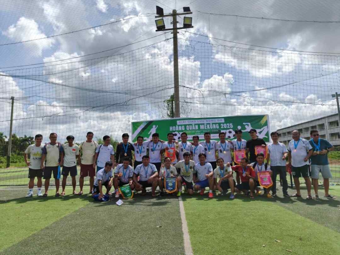 Đội bóng giao hữu các đội tại sân bóng Hoàng Quân Mekong